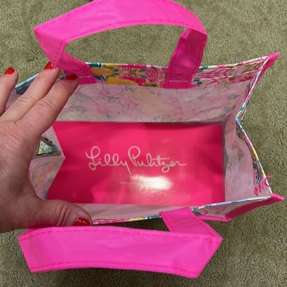Lilly Pulitzer Shopping Bag; the perfect summer accessory - Picture 7 of 7